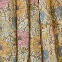 Matt tyg Anastasia med dekorativt blommönster, i blandning av polyester, bomull och linne, visat med mjukt fall.