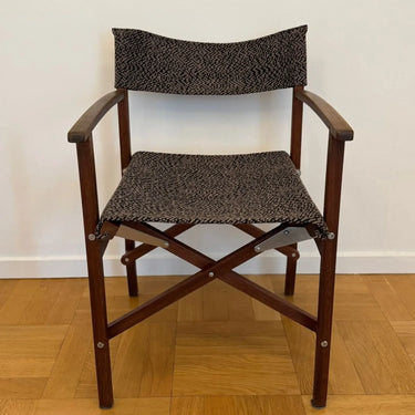 Stol omklädd med Bengt möbeltyg som visar hur tyget fungerar på sits och ryggstöd