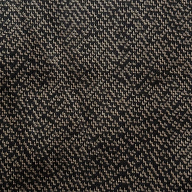 Närbild på Bengt möbeltyg med tät väv och melerad struktur i bruna och svarta nyanser