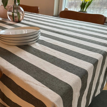 Randig duk i grönt och natur på matbord – tyg Filippa