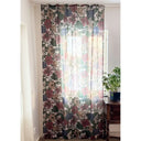 Blommig linnégardin Cecilia upphängd i fönster med naturligt ljus och växt i rummet