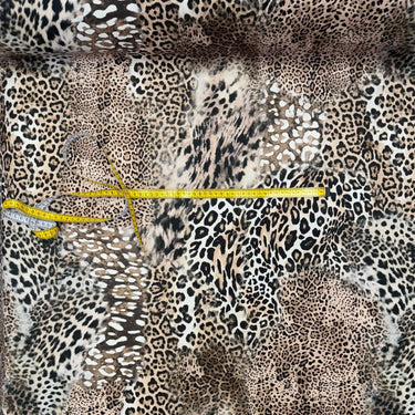 Detaljbild av leopardmönstrat möbeltyg med mjuk struktur och hög slitstyrka