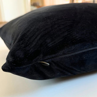 Närbild av svart kuddfodral i sammet med dold dragkedja och mjuk tygstruktur