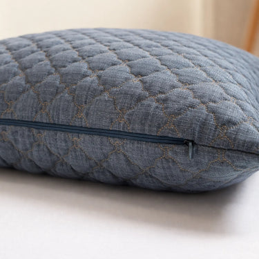 Blågrått kuddfodral 45x45 med vadderad textur och dragkedja