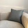 Kuddfodral 45x45 med grafiskt mönster på soffa i vardagsrum