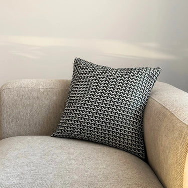 Kuddfodral 45x45 med grafiskt mönster på soffa i vardagsrum