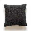 Svart kuddfodral 45x45 med textur i fårskinnsimitation – framsida