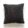Svart kuddfodral 45x45 med textur i fårskinnsimitation – framsida