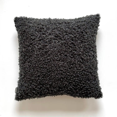 Svart kuddfodral 45x45 med textur i fårskinnsimitation – framsida