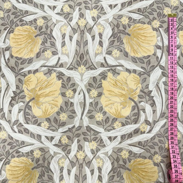 Florentina inredningstyg i ljusare nyanser med klassiskt mönster, bomullstyg lämpligt för gardiner och dukar