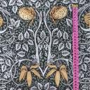 Närbild av Florentina tyg i 100 % bomull med synlig struktur och detaljrikt mönster