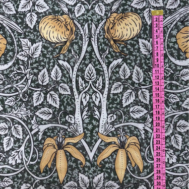 Närbild av Florentina tyg i 100 % bomull med synlig struktur och detaljrikt mönster