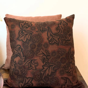 Närbild på kuddfodral Astrid med brun färg och dekorativt klassiskt mönster