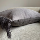 Närbild på dold dragkedja på kuddfodral Freja