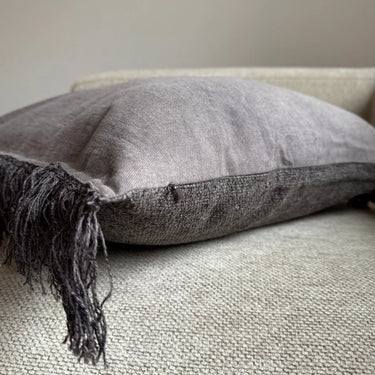 Närbild på dold dragkedja på kuddfodral Freja