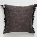 Freja kuddfodral framifrån med tydlig vävd struktur och fransdetaljer