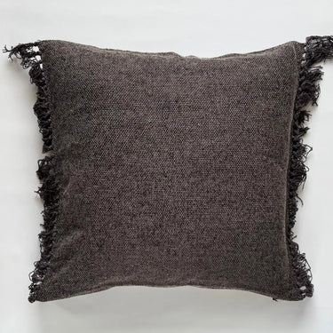 Freja kuddfodral framifrån med tydlig vävd struktur och fransdetaljer