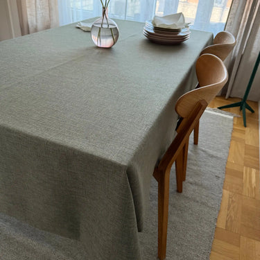 Göran bordsduk dukad på matbord i naturligt dagsljus