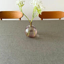 Göran bordsduk i tidlös dukning med vas på bord