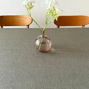 Göran bordsduk i tidlös dukning med vas på bord