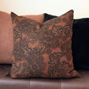 Brun mönstrad prydnadskudde Astrid placerad på soffa med andra kuddar