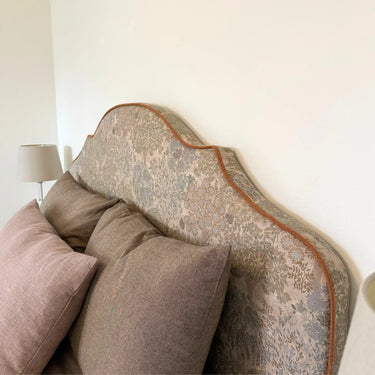 Kuddfodral i tegelröd och khaki färg i mjuk linnekänsla i sovrum