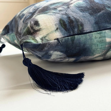 Närbild av Lucy prydnadskudde i mjuk polyester- och bomullsblandning med konstnärligt abstrakt mönster