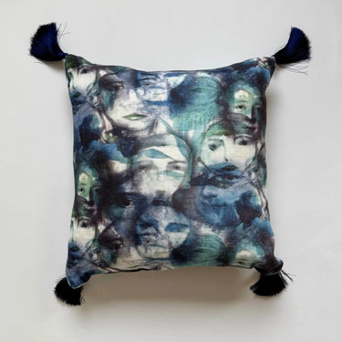 Lucy prydnadskudde med tofsar och unikt abstrakt ansiktsmönster i blå och gröna nyanser