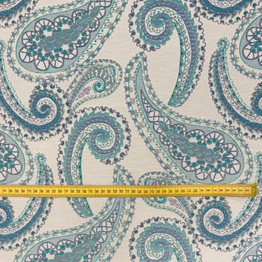 Närbild av möbeltyget Alvar med dekorativt paisleymönster i blå och turkosa toner.