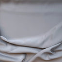 Slätt mörkläggningstyg i grå färg med mjuk yta och naturliga veck