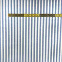 Blå- och vitrandig uteväv i 100 % återvunnen bomull med fukt- och smutsavvisande yta. Närbild med måttband som visar randstorlek och struktur.