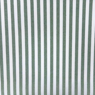 Grön- och vitrandig uteväv i återvunnen bomull med fukt- och smutsavvisande yta, närbild på tygstruktur.