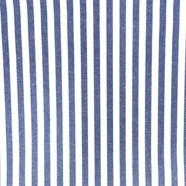 Mörkblå- och vitrandig uteväv i återvunnen bomull med fukt- och smutsavvisande behandling.