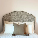 Sänggavel klädd i Masra tyg med dekorativt bladmönster. Slitstarkt möbeltyg med 28 000 Martindale, perfekt för sänggavlar och stoppade möbler.