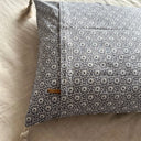 Baksida av Meja kuddfodral med dold öppning och småmönstrad bomull