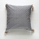 Meja kuddfodral i bomull med småmönster och tofsar i hörnen