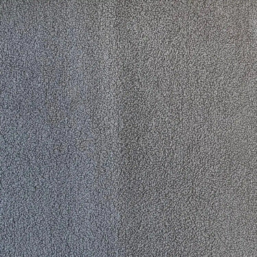 Närbild av ljusgrått möbeltyg Mimmi i 100 % polyester med tät, mjuk struktur. Slitstarkt tyg för möbler och inredningsdetaljer.