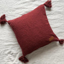 Vinrött Mira kuddfodral i mjuk bomull med tydlig struktur