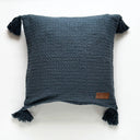 Blått Mira kuddfodral i 100% bomull med struktur och tofsar i hörnen