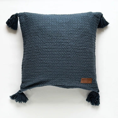 Blått Mira kuddfodral i 100% bomull med struktur och tofsar i hörnen