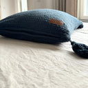 Mira kuddfodral i blå bomull med kraftig textur och dold dragkedja