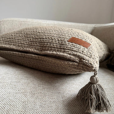 Khaki Mira kuddfodral i 100% bomull med struktur och dekorativa tofsar