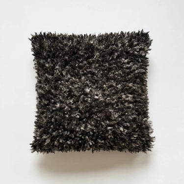 Svart kuddfodral 45x45 i fårskinnsimitation med mjuk textur – framsida