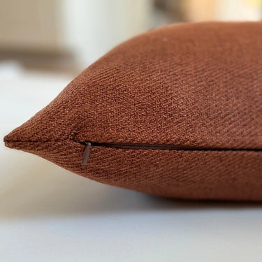 Detaljbild av mjukt tyg i brun-orange färg på kuddfodral Greenwich