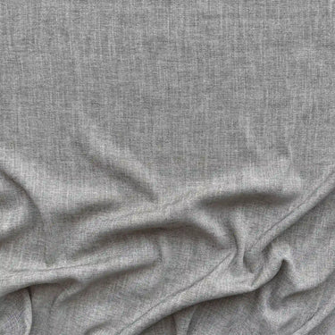 Närbild av Nova i ljusgrå färg, ett slitstarkt möbeltyg med 45 000 Martindale och behagligt fall.