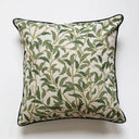 Prydnadskudde Olivia med elegant bladmönster i dämpade gröna nyanser, tillverkad i slitstark bomullsblandning
