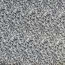 Mönstrat tyg Ramas i mörkgrå nyans, med tät väv och dekorativt bladmotiv.