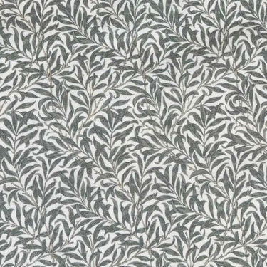 Mönstrat tyg Ramas i dov grön nyans, med tät väv och dekorativt bladmotiv.