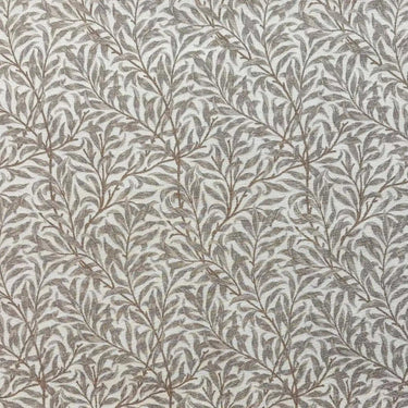 Mönstrat tyg Ramas i varm greige nyans, med tät väv och dekorativt bladmotiv.