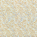 Mönstrat tyg Ramas i senapsgul nyans, med tät väv och dekorativt bladmotiv.